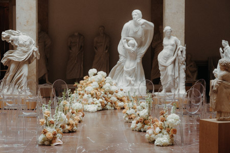 An unconventional wedding ceremony decor with flowers at a sculpture gallery, captured by wedding photographer Munich Stories by Toni